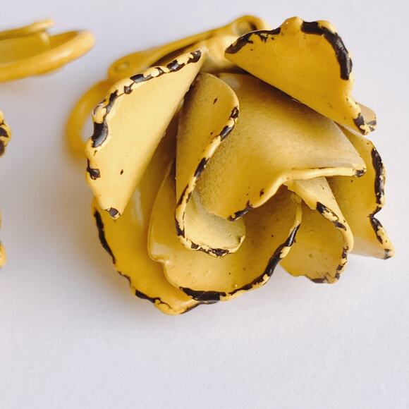 VTG Mid Century Clip On Earrings Yellow Enamel Flower 1950s Mod Retro Colorful - Picture 3 of 10